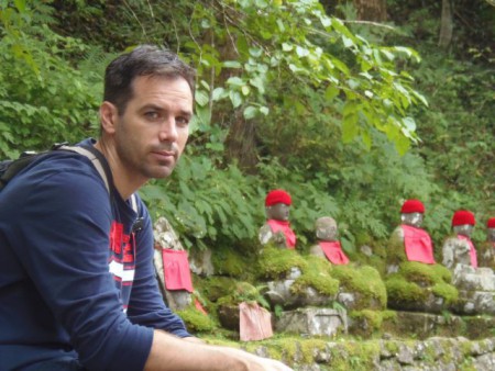 Háttérben a piros sapkásokkal.